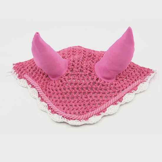 Roze vliegenkap voor stokpaard met gehaakt patroon en witte kanten rand.