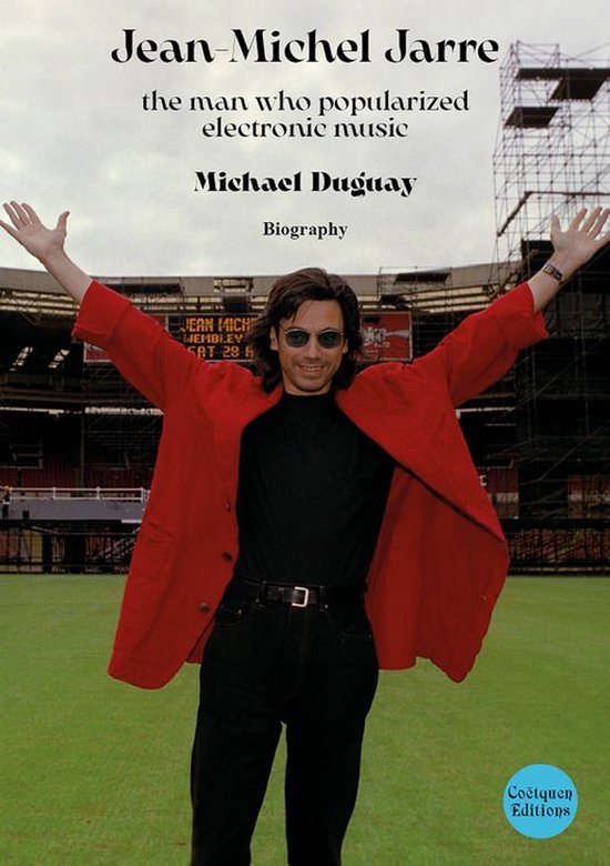 Jean-Michel Jarre in een rode blazer met gespreide armen op een stadionveld, titel van biografie door Michael Duguay.