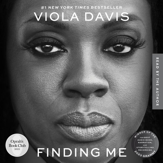 Zwart-wit portret van Viola Davis voor haar boek Finding Me, inclusief Oprah's Book Club en Grammy-winnende audio-logo's.