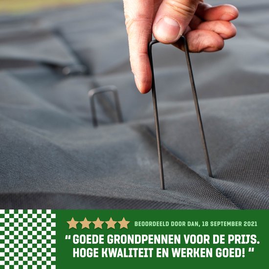 Hand die een U-vormige metalen grondpen in zwart worteldoek steekt, met een vijfsterrenrecensie eronder.