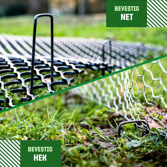 U-vormige metalen grondpennen die een zwart gaasnet en een zilverkleurig draadhek in het gazon vastzetten.