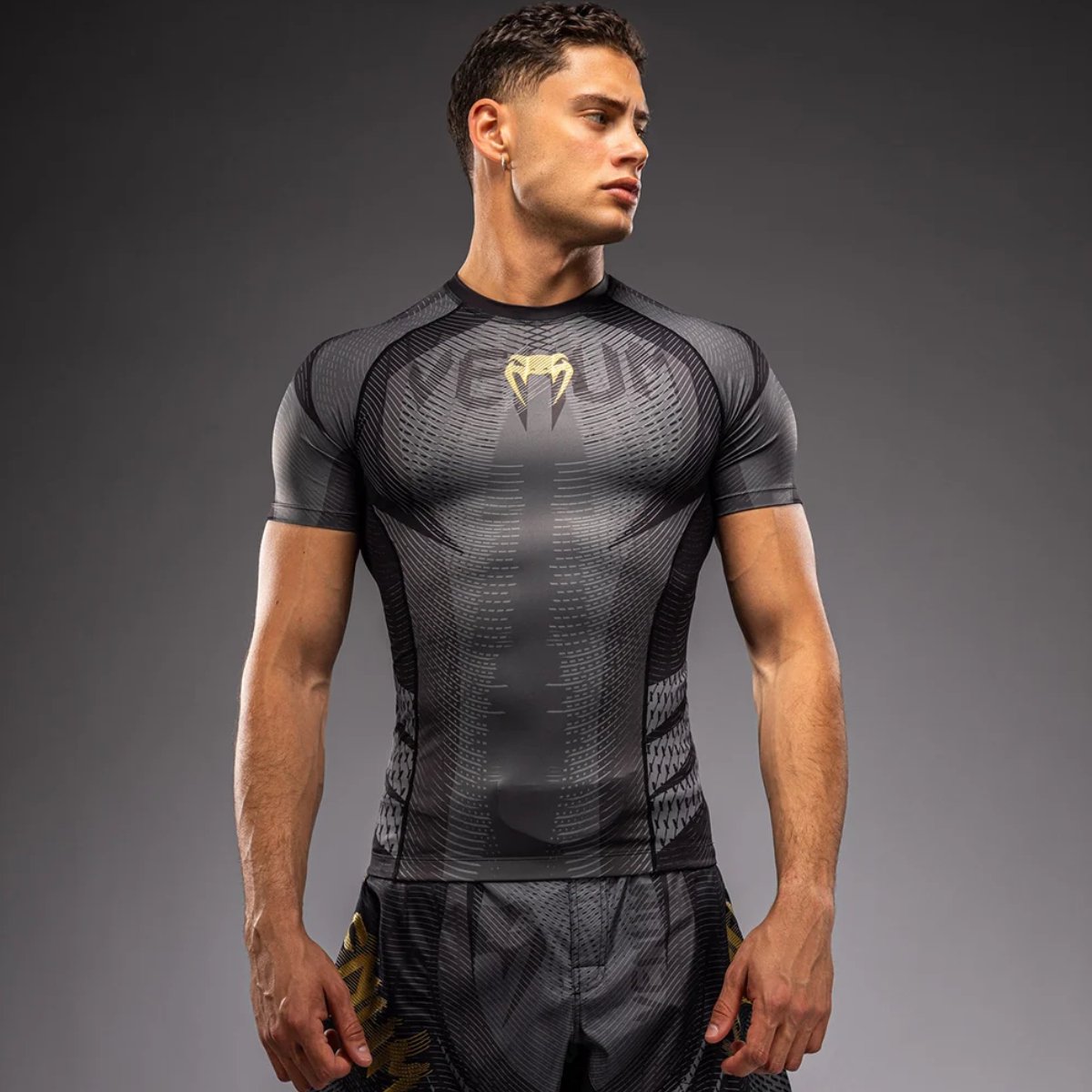 Venum Galactic 3.0 Rashguard Short Sleeve – Zwart/Goud voor MMA, Kickboksen & Boksen - M