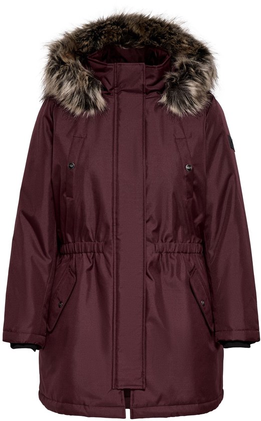 Bordeauxrode parka met bontkraag en trekkoord in de taille, voorkant.