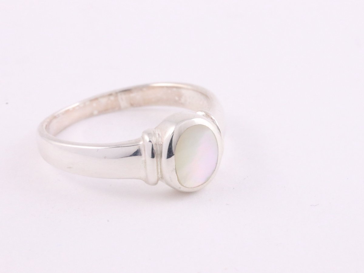 Fijne zilveren ring met parelmoer - maat 16