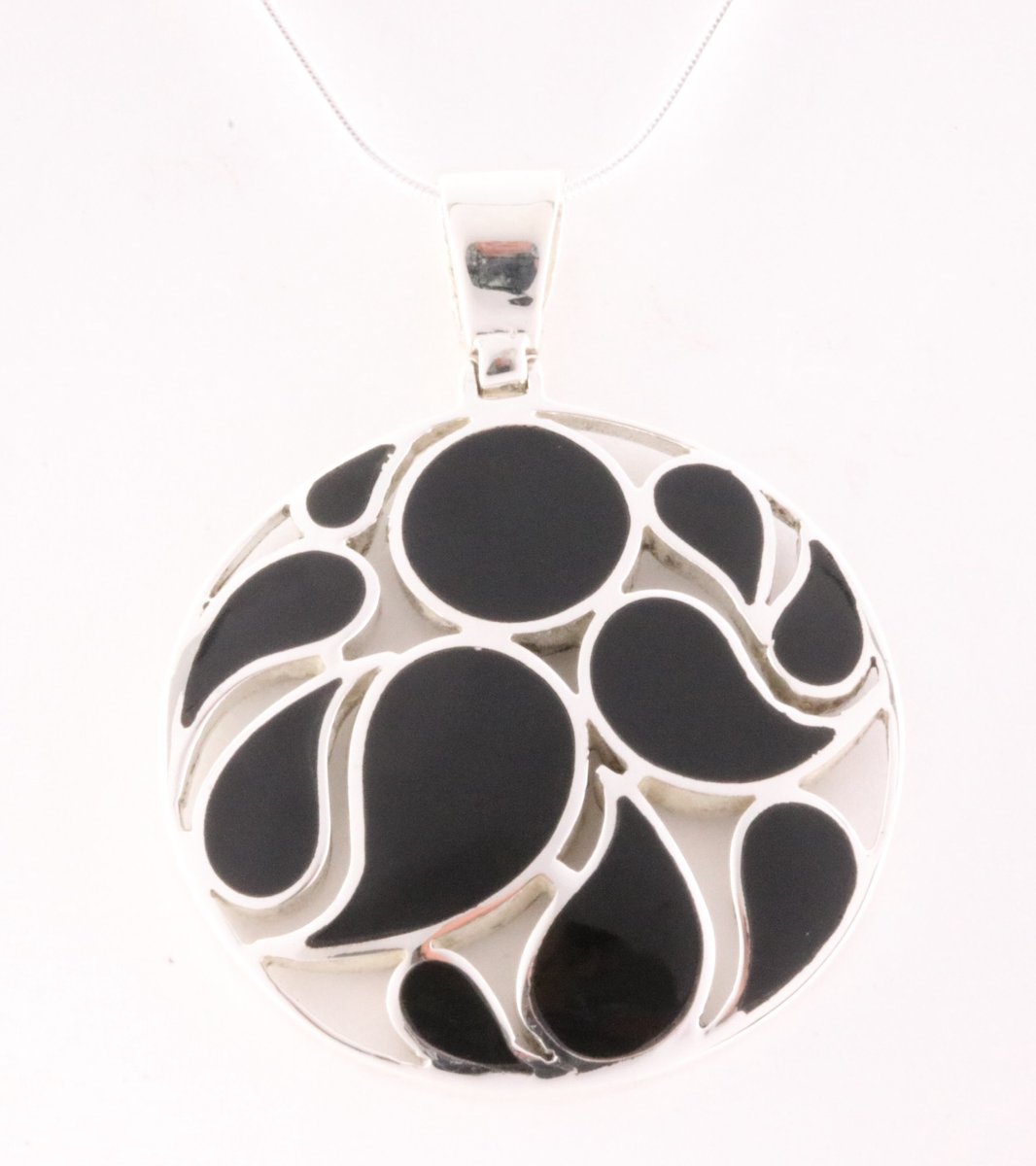 Ronde opengewerkte zilveren hanger met onyx aan ketting