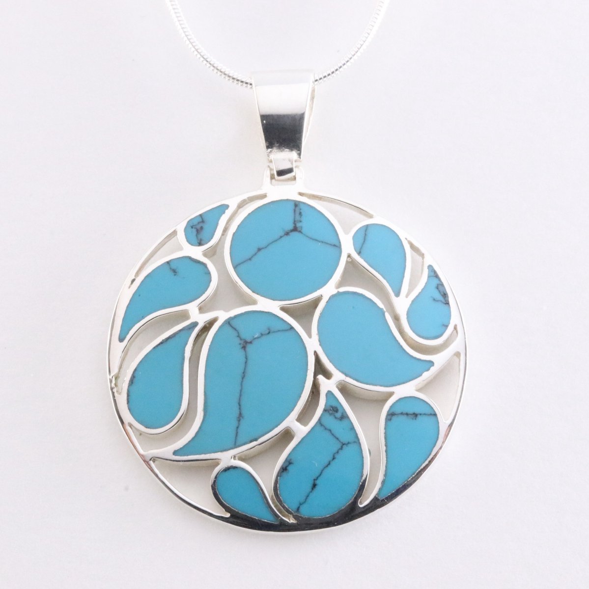 Ronde opengewerkte zilveren hanger met blauwe turkoois aan ketting