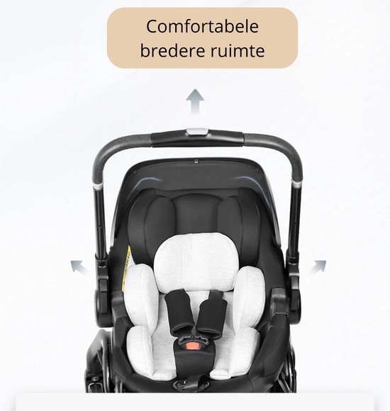 Gedetailleerde weergave van de comfortabele, brede binnenruimte van de zwarte kinderwagen met witte kussens.
