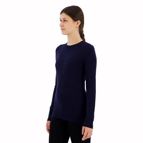 Model draagt donkerblauwe longsleeve top, zijaanzicht.