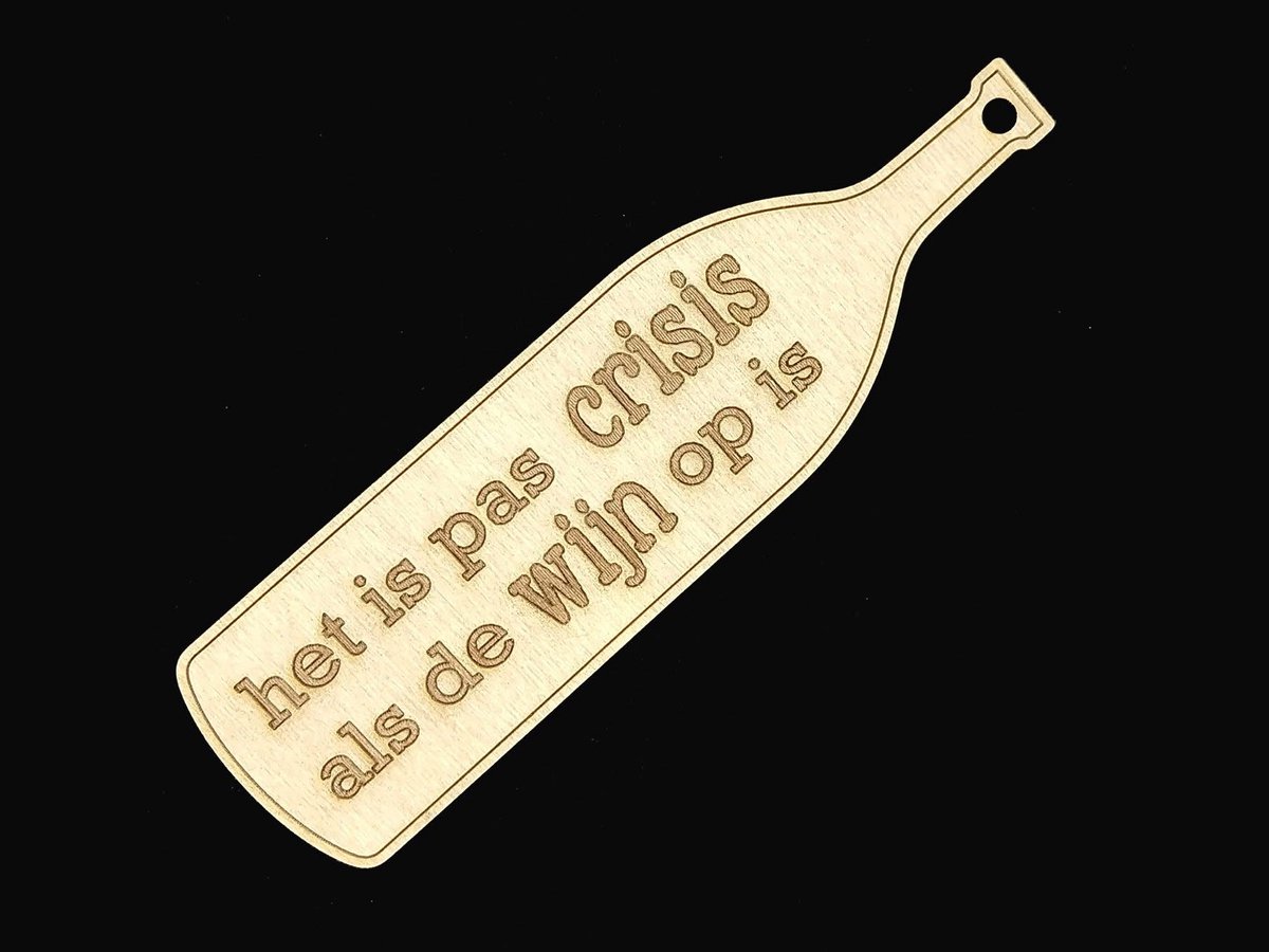 Houten label / hanger - wijnfles - 17x5 cm - Het is pas crisis als de wijn op is - blank berken - fles - Woodart