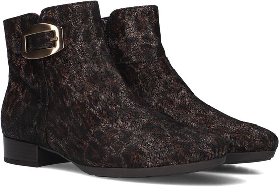 Bottines noires à imprimé léopard marron et boucle dorée sur la cheville.