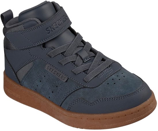 Grijze Skechers veterboots met klittenbandsluiting, suède details en bruine zool.