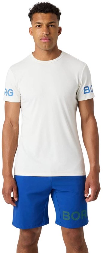 Mannen sportshirt in gebroken wit met blauwe BORG opdruk op de mouwen en shorts.