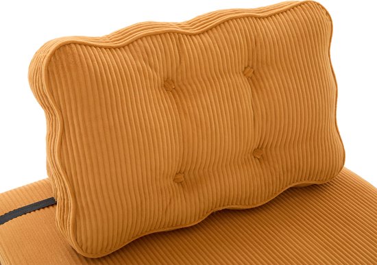 Detail van het oranje corduroy kussen met knopen en golvende rand.