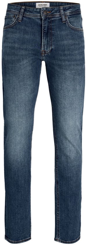 Blauwe spijkerbroek van Jack & Jones, voorkant zichtbaar. Met leren merklabel en sierstiksels.