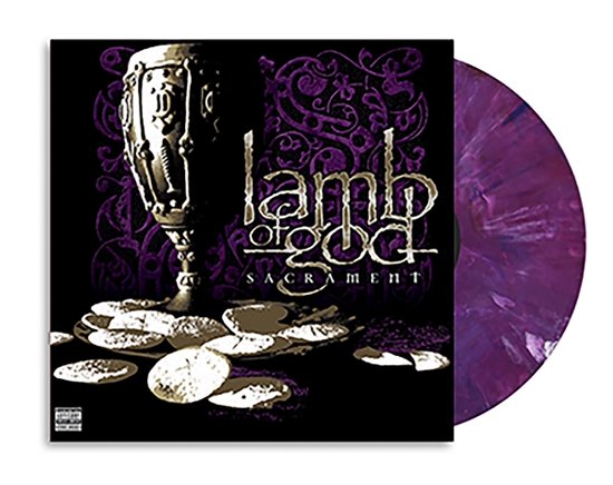 Lamb of God Sacrament albumcover met een kelk, hosties en paarse, gespikkelde LP.