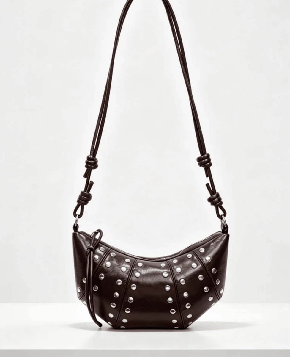 Schoudertas - croissant tas - bruine schoudertas - bowling tas - schoudertas met franjes - bag - sholder bag - handbag - handtas - tas - vanity tas - buideltas - statement tas - shoulderbag - hobo tas - shopper