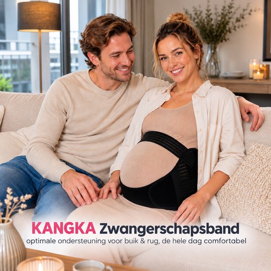 Zwangere vrouw met zwarte buikband en partner zitten op de bank, voor comfort en steun.