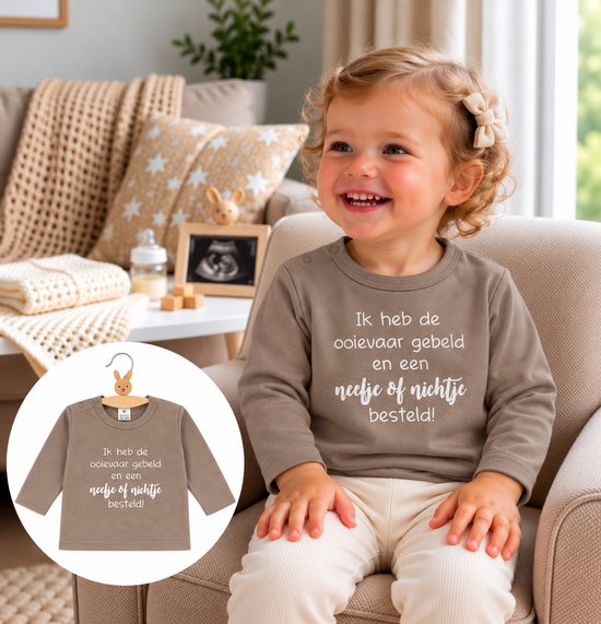 Zandkleurig shirt met lange mouwen en de tekst 'Ik heb de ooievaar gebeld en een neefje of nichtje besteld!'
