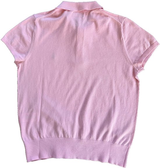 Achterkant van een lichtroze gebreid poloshirt met korte mouwen en een geribbelde zoom.