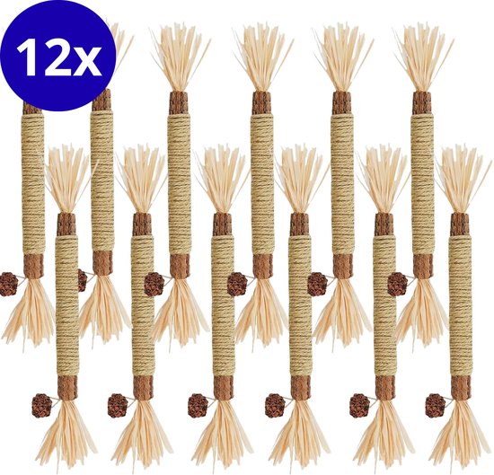 Set van 12 matatabi kauwstokjes omwikkeld met touw en versierd met raffia en kleine houten balletjes.