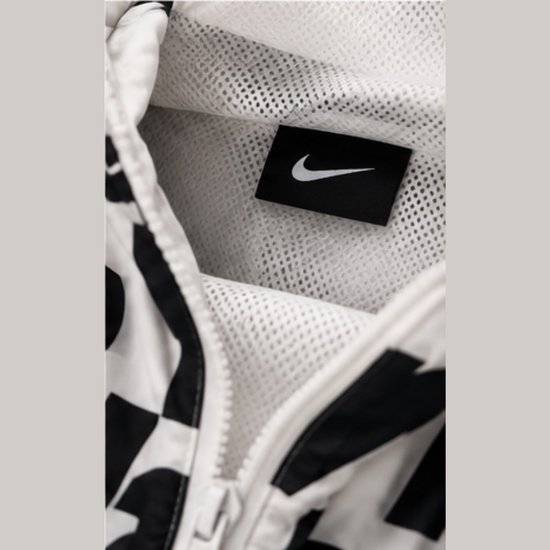 Binnenkant van de kraag toont een Nike-label en witte mesh-voering.