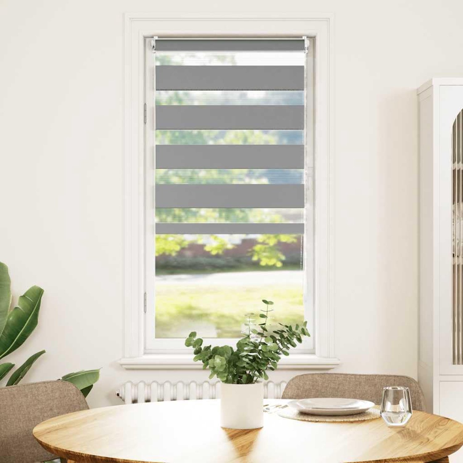Rolgordijn met afwisselende en transparante verduisteringsstof voor lichtregeling, inclusief wit kettingsysteem en complete montageaccessoires voor ramen