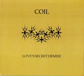 Geel albumhoesje met zwarte tekst 'COIL' bovenaan en 'LOVE'S SECRET DEMISE' onderaan, met een centraal zwart sterornament.