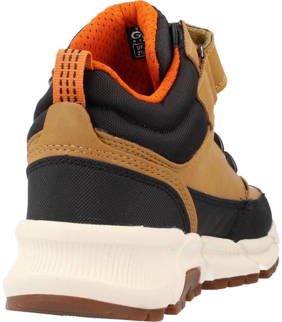 Achterkant van een bruine, zwarte en oranje sneaker met "GEOX" logo op de zool.