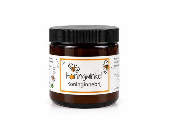 Bruine glazen pot met zwarte dop, etiket met Honingwinkel Koninginnebrij tekst en bijentekeningen.