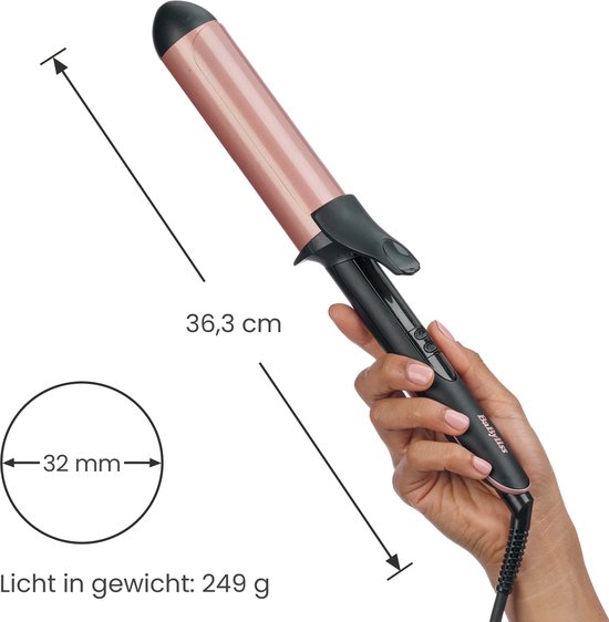 Hand houdt rose-gouden krultang vast; 36,3 cm lengte, 32 mm diameter, 249 g lichtgewicht.