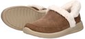 Een paar bruine Skechers instapsloffen met witte bontvoering, inclusief het profiel van de beige zool.