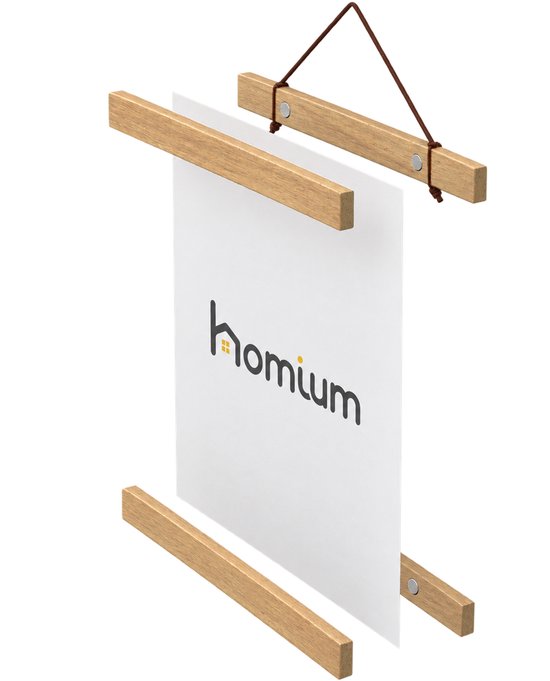 Details van een teakhouten magnetische posterhanger met Homium-logo.