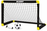 Alert voetbaldoel met zwart net en opvallende gele hoekverbindingen, inclusief een wit-zwarte voetbal en handpomp.