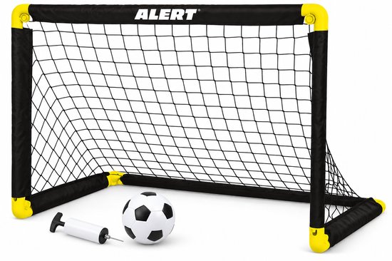 Alert voetbaldoel met zwart net en opvallende gele hoekverbindingen, inclusief een wit-zwarte voetbal en handpomp.