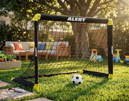 Alert voetbaldoel met geel frame en zwart net op een grasveld, met een voetbal en pomp op de voorgrond.