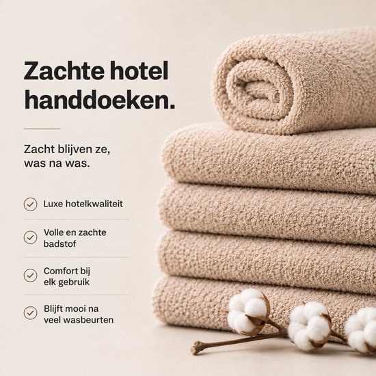 Stapel zachte beige hotelhanddoeken met tekst over luxe kwaliteit, comfort en duurzaamheid na het wassen.