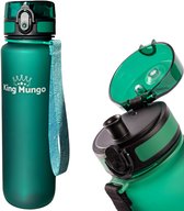 Matte donkergroene 1L King Mungo drinkfles met kroonlogo, blauwe draagriem en openklapbaar deksel.