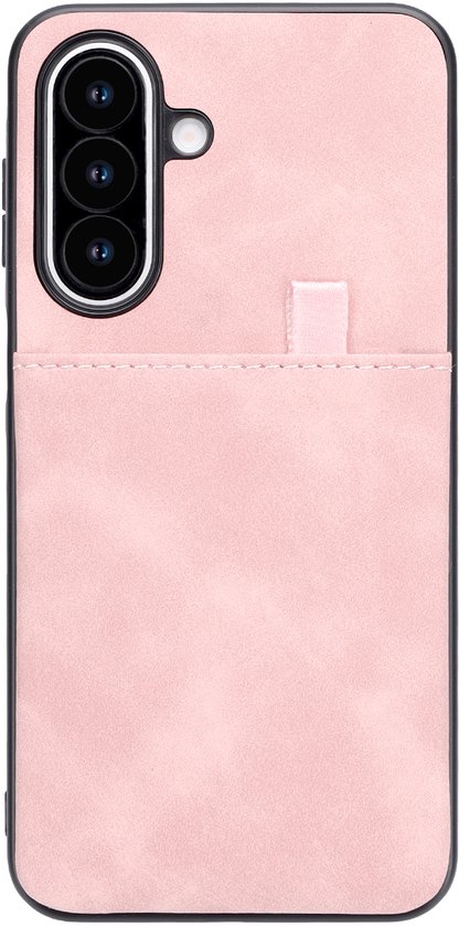 Rechtopstaand roze kunstleren telefoonhoesje met een zwarte rand en een uitsparing voor de cameralenzen.