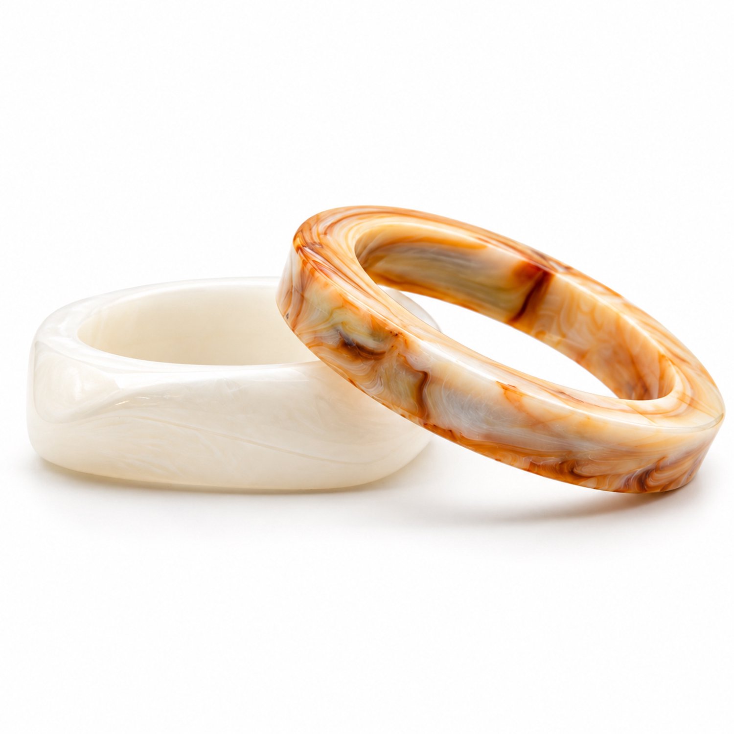 Marama Bangle Set van 2 – Dames Armbanden Wit & Lichtbruin Gemêleerd – Acryl