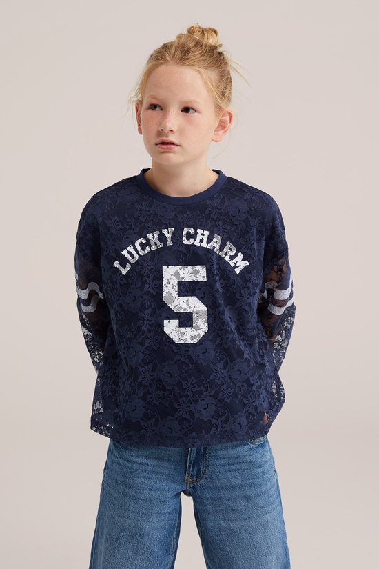 Donkerblauw kanten T-shirt met tekst 'LUCKY CHARM' en het cijfer 5 op de borst, gedragen door een kind.