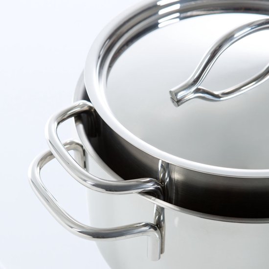 Detail van roestvrijstalen kookpan met gebogen handgrepen en bijpassend deksel.
