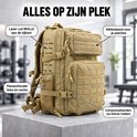 Zijaanzicht kakikleurige rugzak met laser-cut MOLLE, flessenhouders, klittenband voor patches en compressiebanden.