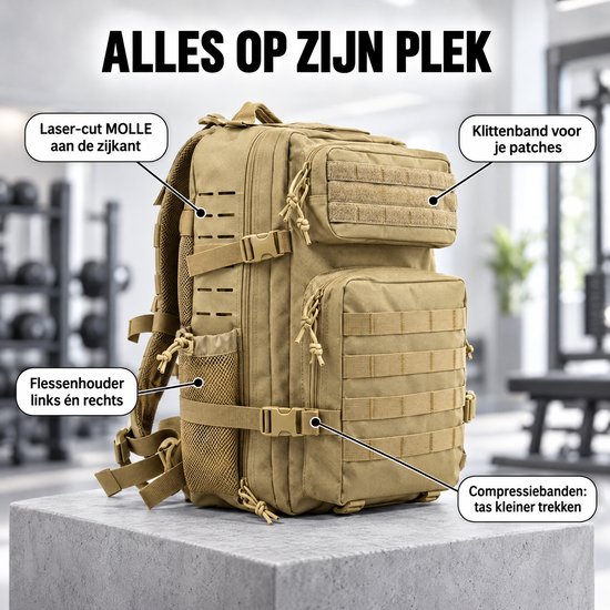 Zijaanzicht kakikleurige rugzak met laser-cut MOLLE, flessenhouders, klittenband voor patches en compressiebanden.