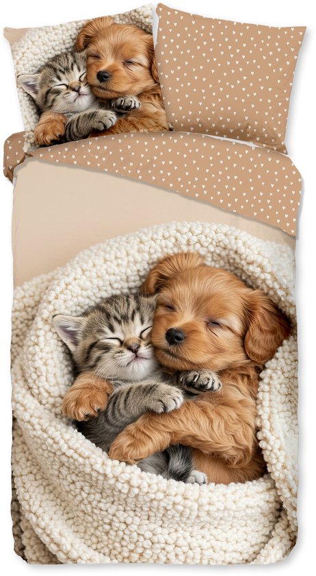 Zandkleurig dekbedovertrek met een patroon van kleine witte hartjes en slapende puppy en kitten in een gebreide deken.