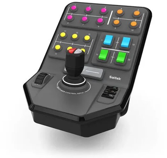 Saitek bedieningspaneel met gekleurde knoppen, joystick en Saitek-logo.