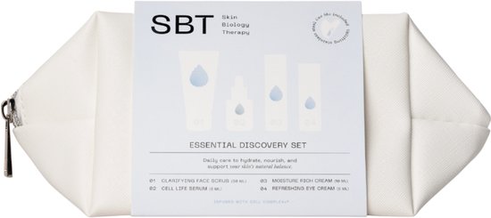 SBT Essential Discovery Set in een witte toilettas, inclusief scrub, serum en twee crèmes in travel size verpakking.