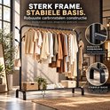 Zwart carbonstalen kledingrek met gedetailleerde weergave van de robuuste schroefverbinding en stabiele voet.
