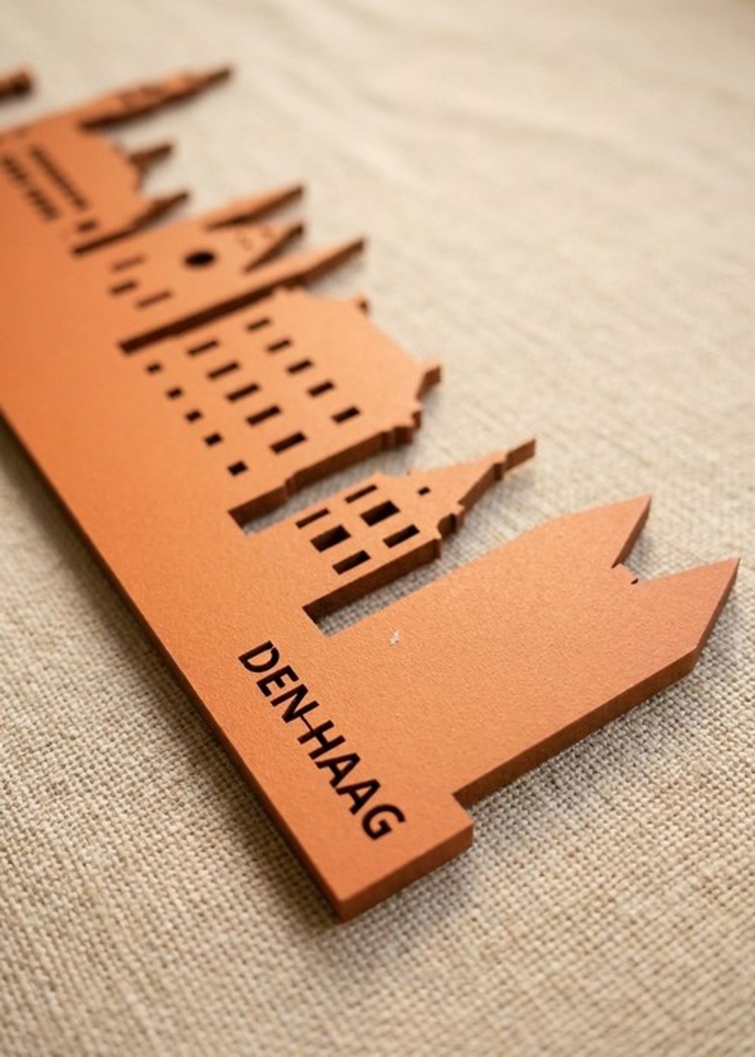 Houten Skyline Den Haag | Wanddecoratie voor aan de muur | Oranje MDF | 70 x 14 cm