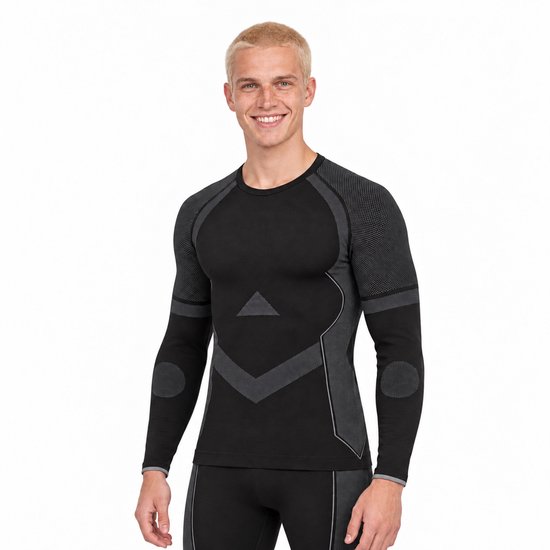 Close-up van lachende man in zwart naadloos thermoshirt met grijs driehoekspatroon op de borst.