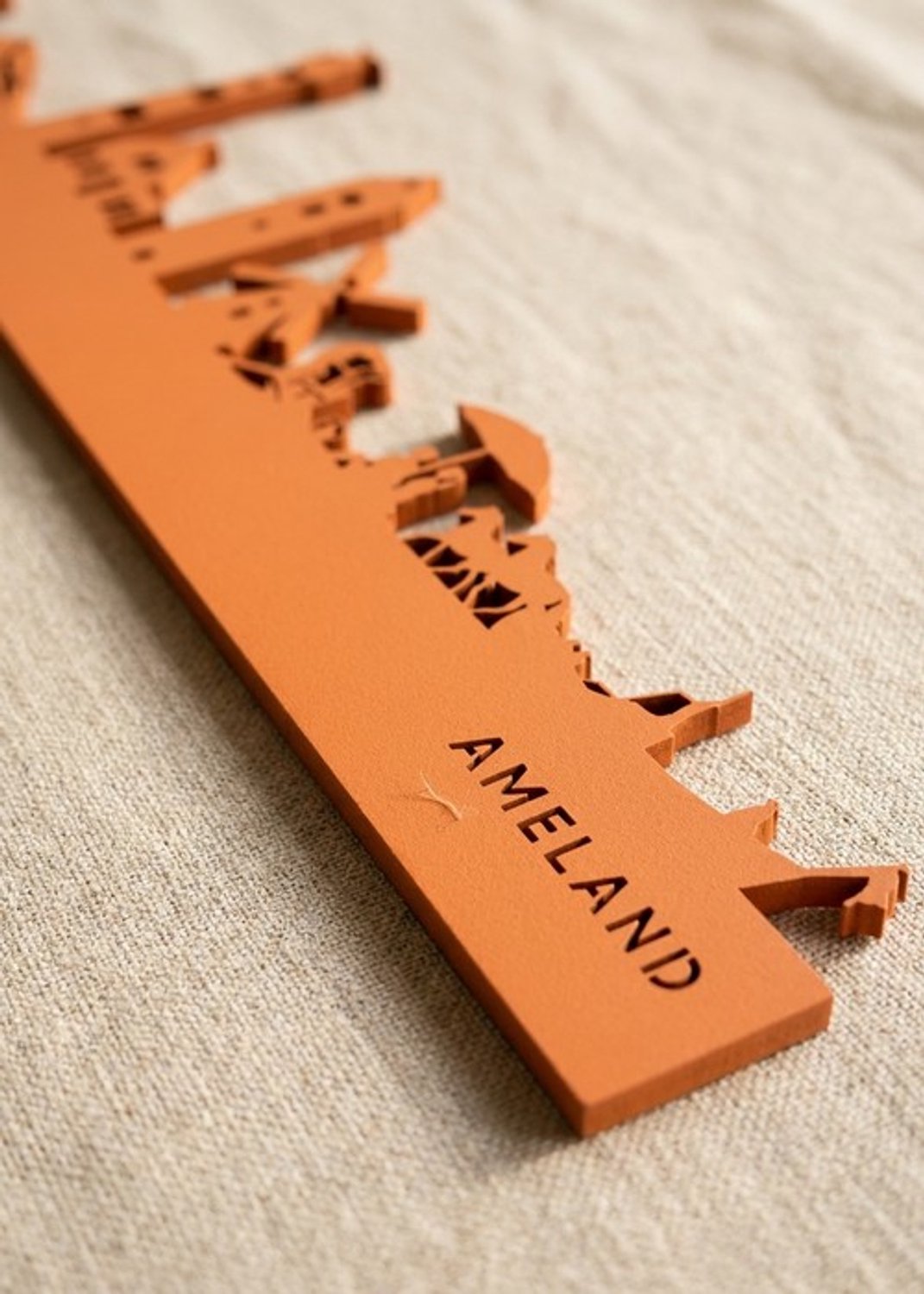 Houten Skyline Ameland | Wanddecoratie voor aan de muur | Oranje MDF | 100 x 20 cm